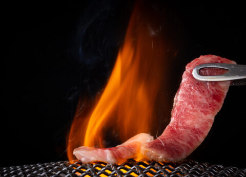 焼肉屋で肉を焼く